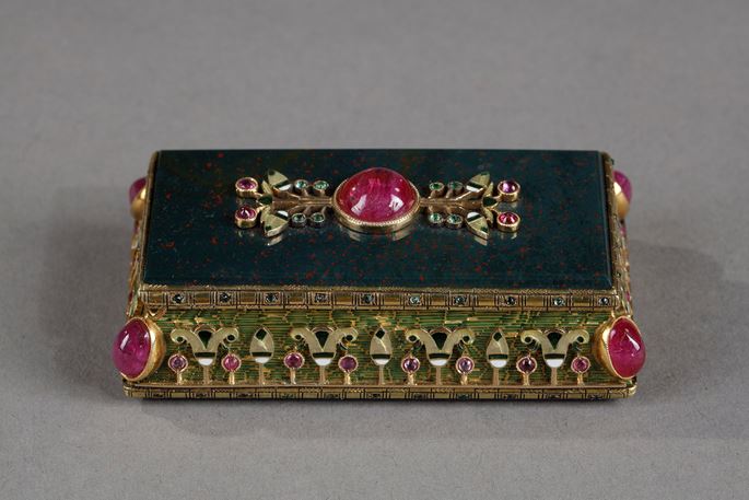 Egyptian Revival gold box with rubies, emeralds and enamel. | MasterArt